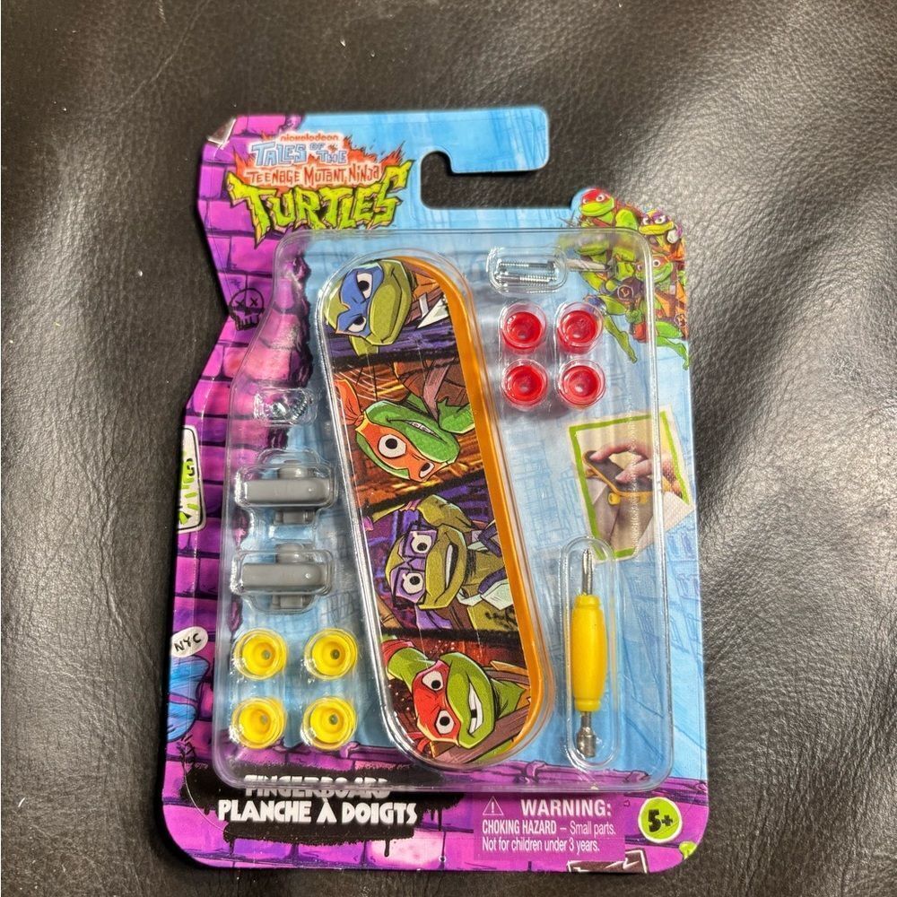 New TMNT Yellow & Multicolor Fingerboard Skatepark Toy